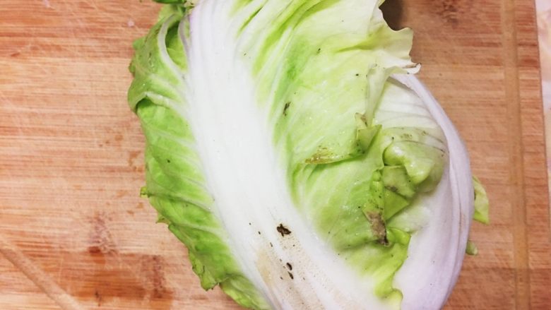 台灣傳統小吃 - 白菜滷,選一顆翠綠的白菜，摘下最外表的葉子不要