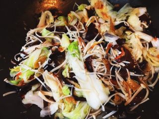 台灣傳統小吃 - 白菜滷,翻炒拌勻