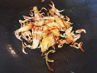 台灣傳統小吃 - 白菜滷,持續翻炒至蝦的香氣也漸漸出現
