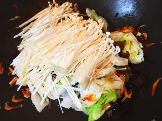 台灣傳統小吃 - 白菜滷,放入金針菇
