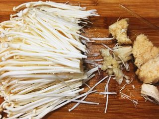 台灣傳統小吃 - 白菜滷,金針菇切除蒂頭