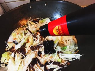 台灣傳統小吃 - 白菜滷,加入蠔油於鍋內