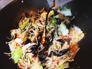 台灣傳統小吃 - 白菜滷,打開鍋蓋後依序加入醬油