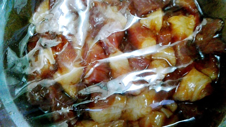 彩米花生香菇肉粽,包上保鲜膜，放冰箱半小时以上
