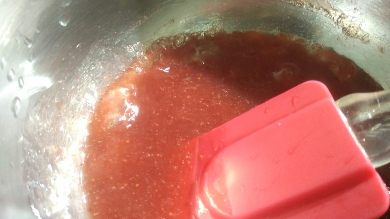 红丝绒奶油泡芙,草莓酱入锅小火煮沸离火，加入泡好的吉利丁拌匀就好了