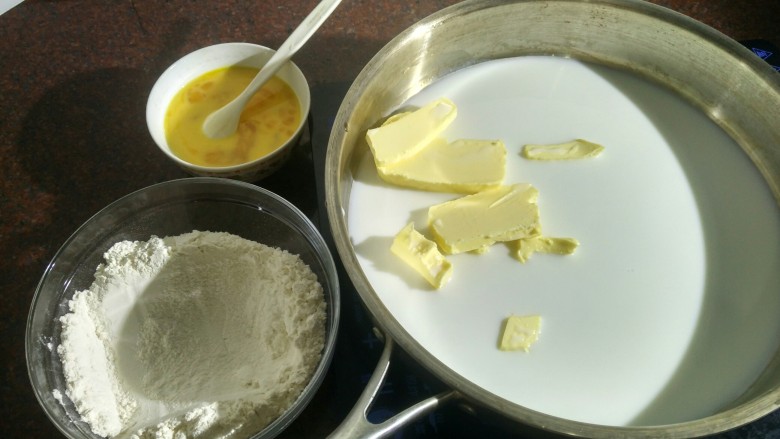 红丝绒奶油泡芙,除面粉和蛋之外的材料全部倒入锅