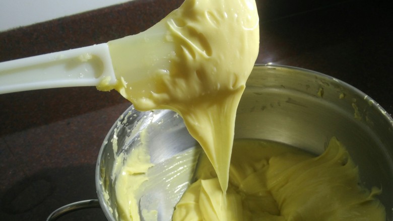 红丝绒奶油泡芙,降温后放到搅拌盆里用打蛋器搅拌，边打边加蛋，一点点地加，蛋的分量看情况加，加到面糊呈倒三角缓慢流动状态就好了