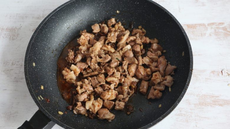 酱爆羊肉,继续翻炒，使每一块羊肉都均匀的裹上酱料。