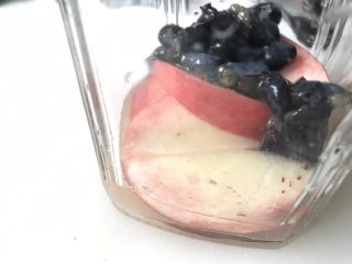 蓝莓蜜桃水果茶,倒入大水壶中