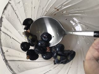 蓝莓蜜桃水果茶,蓝莓用勺子压破