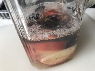 蓝莓蜜桃水果茶,加入1000ml的凉开水，再倒入之前的蜜桃汁。喜欢甜一点的加入点蜂蜜。搅拌几次。放入冰箱冷藏半小时即可。