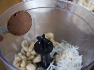 （不用烤箱)迷你巧克力果仁蛋糕,加上椰子丝和10ml可可粉
