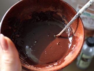 （不用烤箱)迷你巧克力果仁蛋糕,在一个碗里，搅拌25ml椰子油，15ml蜂蜜还有20ml可可粉