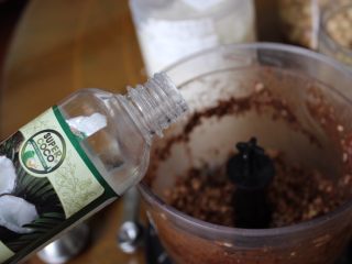 （不用烤箱)迷你巧克力果仁蛋糕,加上5ml椰子油然后再搅拌一下