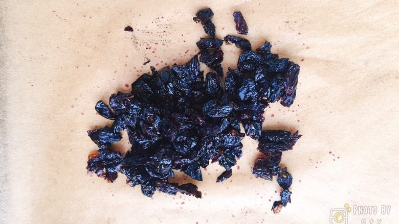 绝佳的英式下午茶点心——司康烤饼,黑加仑葡萄干切碎。