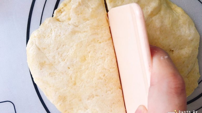 绝佳的英式下午茶点心——司康烤饼,利用刮板将面团按压成均匀厚度，对切。
