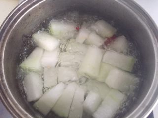 白玉冬瓜,煮沸后加入一个剪碎的小红椒