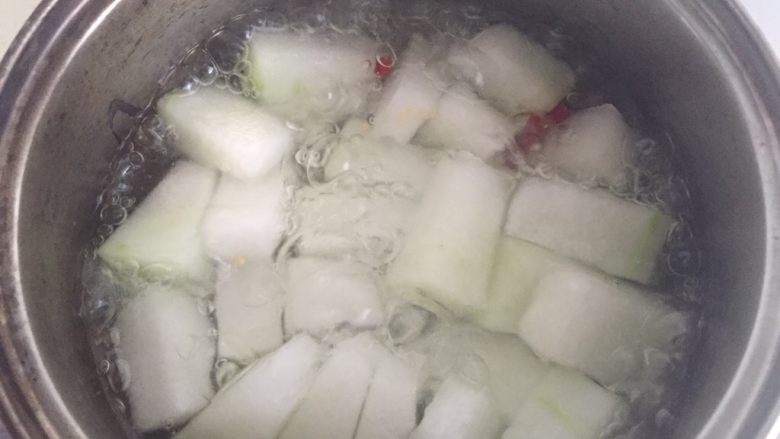 白玉冬瓜,煮沸后加入一个剪碎的小红椒