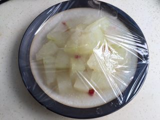 白玉冬瓜,包保鲜膜（或放入保鲜盒）。冰箱冷藏至凉透。