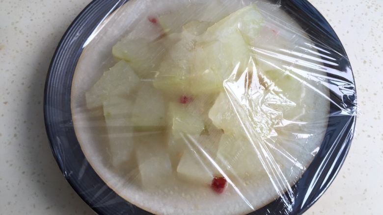 白玉冬瓜,包保鲜膜（或放入保鲜盒）。冰箱冷藏至凉透。