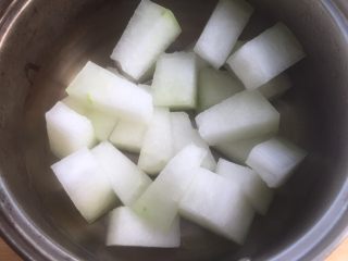 白玉冬瓜,放入奶锅就可以，量不多。