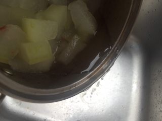 白玉冬瓜,煮到冬瓜完全透明，表示冬瓜完全熟了。把多余的水倒去不用。