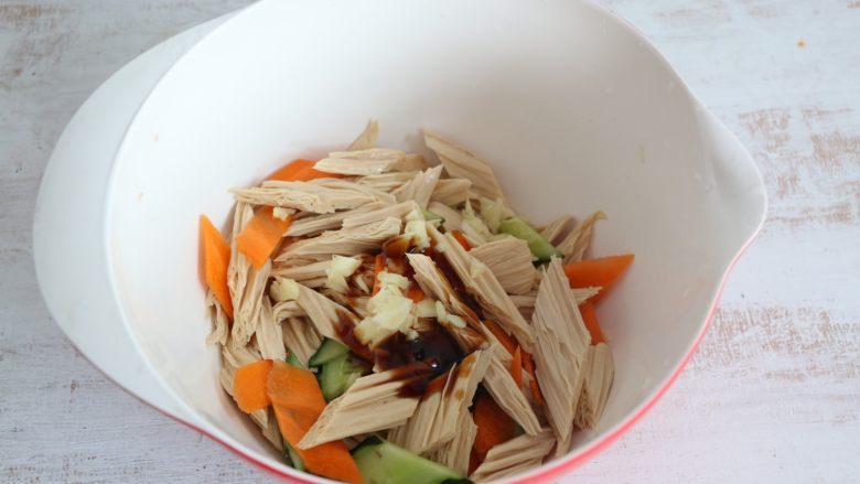 夏日清新小凉菜-凉拌腐竹,加入一勺蚝油。
