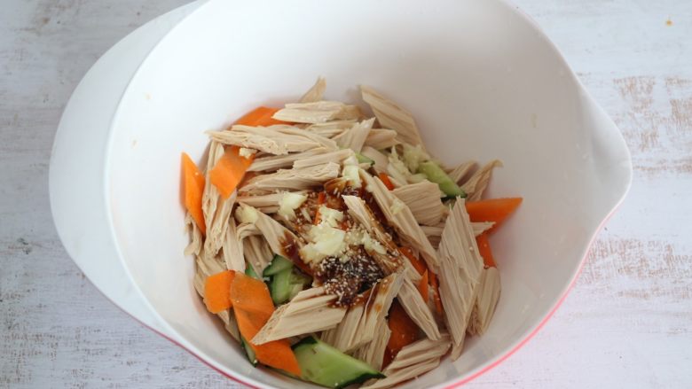 夏日清新小凉菜-凉拌腐竹,加入一勺鸡精。