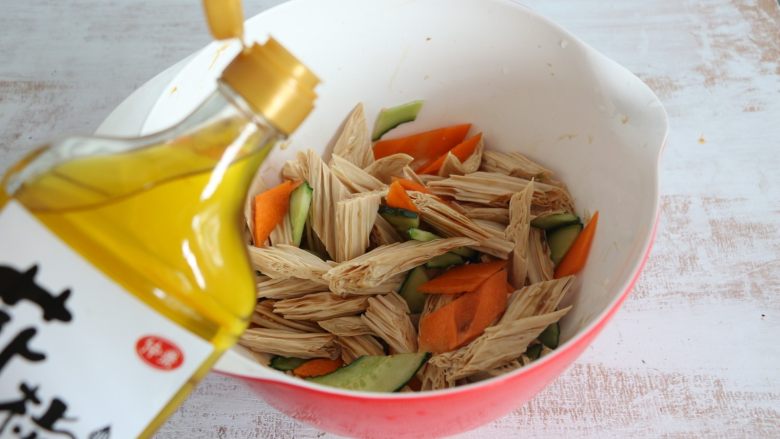 夏日清新小凉菜-凉拌腐竹,淋入一些花椒油。