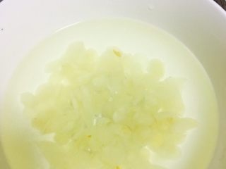 桃胶皂角米燕窝羹,水泡皂角米