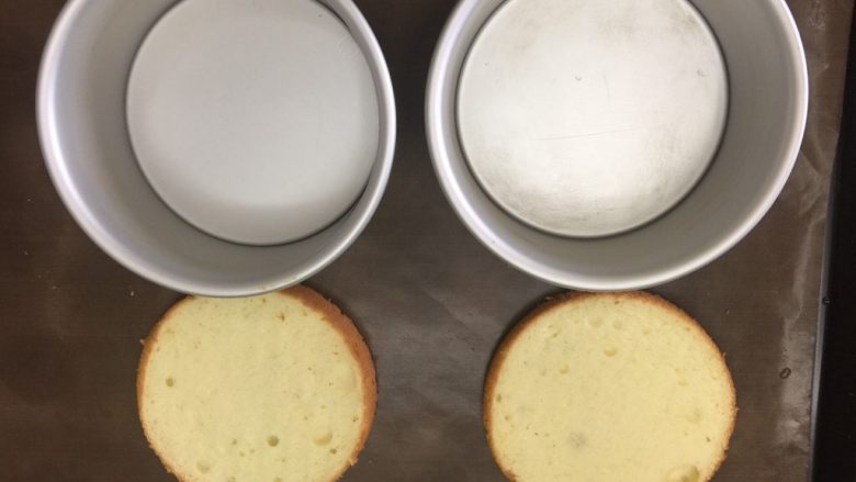 清新酸奶芝士蛋糕,准备两片6寸的戚风蛋糕（之前的课程中已经教过戚风蛋糕的做法了）