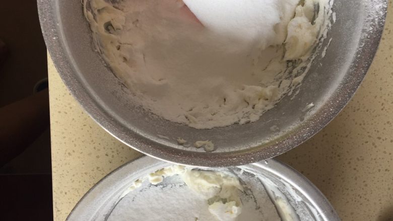 清新酸奶芝士蛋糕,筛入糖粉混合