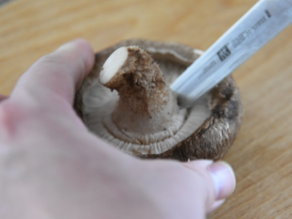 芝士蘑菇盅：蘑菇做成盅，别致又美味,蘑菇洗净，去蒂