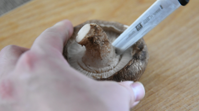 芝士蘑菇盅：蘑菇做成盅，别致又美味,蘑菇洗净，去蒂