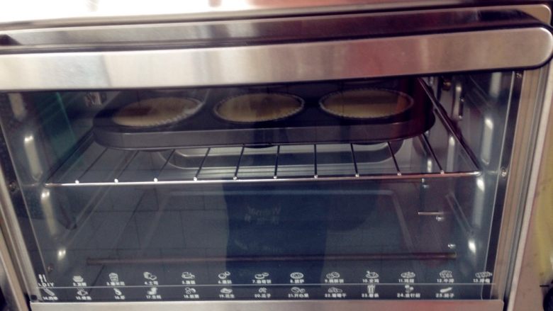 海绵小蛋糕,放进提前预热到上火155度，下火160度的烤箱中层烘烤24分钟
