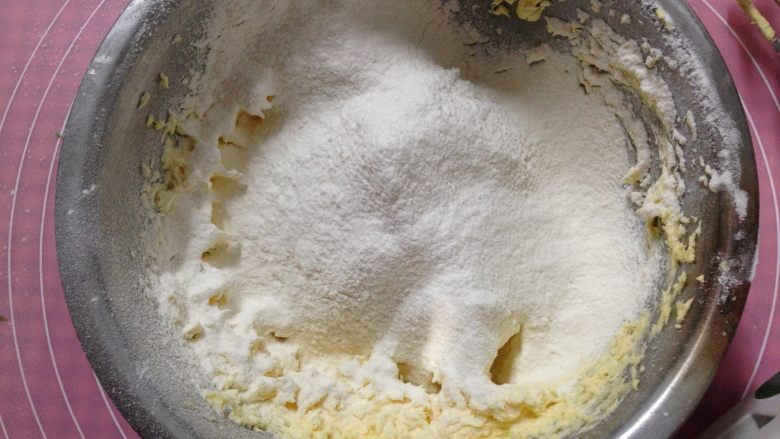 酥脆奶酪球,将低筋粉筛入打发好的黄油中