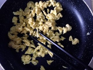 多彩便当,不粘锅少抹些油，小火，倒入蛋液用筷子不停划拉，成鸡蛋碎备用。