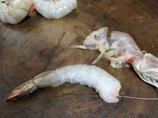 五蔬凤尾虾,鲜虾洗净去皮（留最后一节）
