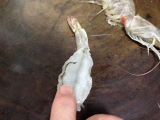五蔬凤尾虾,用刀开背，去除虾线后用水冲净