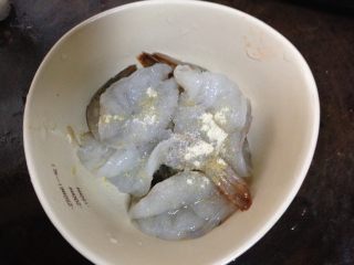 五蔬凤尾虾,放入碗中加白胡椒粉、盐、料酒抓匀
