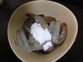 五蔬凤尾虾,加玉米淀粉抓匀腌制10分钟备用