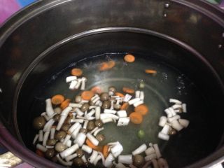 五蔬凤尾虾,锅内加水烧开加少许盐倒入胡萝卜和蟹味菇焯至断生后捞出备用