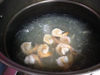 五蔬凤尾虾,水开后关火，放入虾仁浸泡1分钟（不要翻动)后捞出