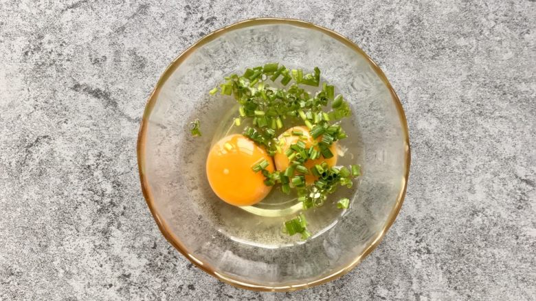 秋葵蛋卷～儿童餐,开始制作葱花鸡蛋液：鸡蛋加葱花