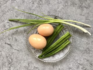 秋葵蛋卷～儿童餐,食材准备：草鸡蛋两个、秋葵三个、葱三根