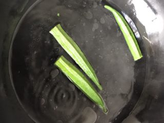 秋葵蛋卷～儿童餐,锅中水烧开放入秋葵煮1分钟左右，加少许盐几滴食用油，增加秋葵口感和颜色更翠绿，