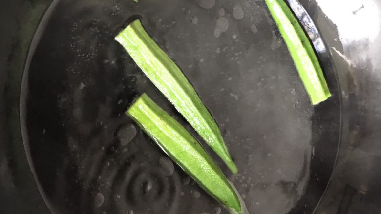 秋葵蛋卷～儿童餐,锅中水烧开放入秋葵煮1分钟左右，加少许盐几滴食用油，增加秋葵口感和颜色更翠绿，