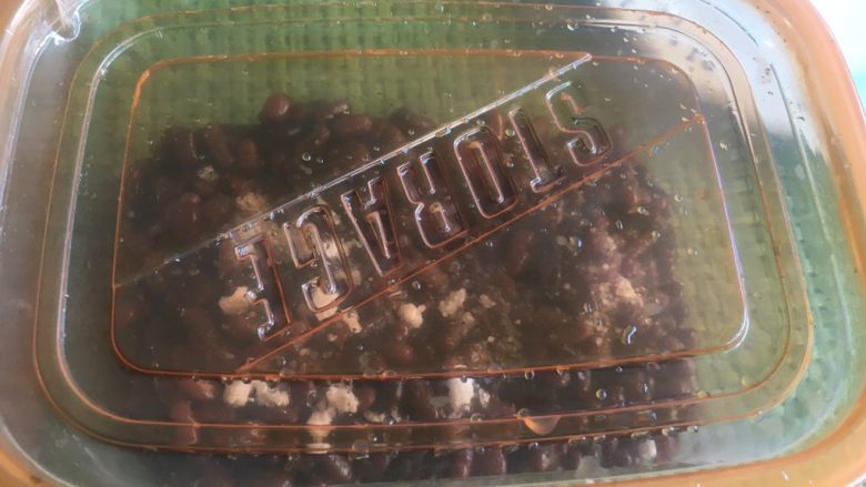 自制蜜红豆,密封起来放冰箱腌制冷藏过夜