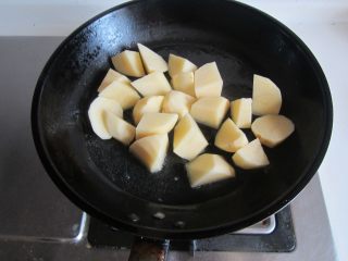酱烧土豆鸡翅根,热锅凉油， 放入土豆块进去煎一下；