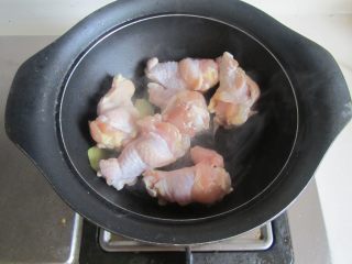 酱烧土豆鸡翅根,放入鸡翅根进去煸炒；